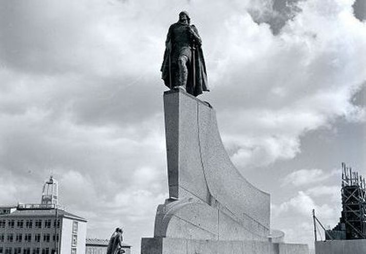 Stytta af Leifi Heppna í Skólavörðuholtinu. Myndin er tekin á árunum 1955-1965.