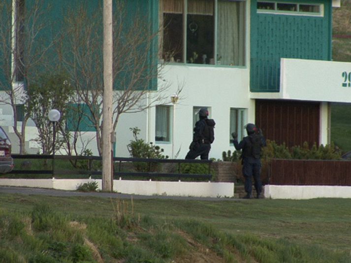 Sérsveitarmenn fyrir utan húsið í Hnífsdal skömmu áður en maðurinn kom út.