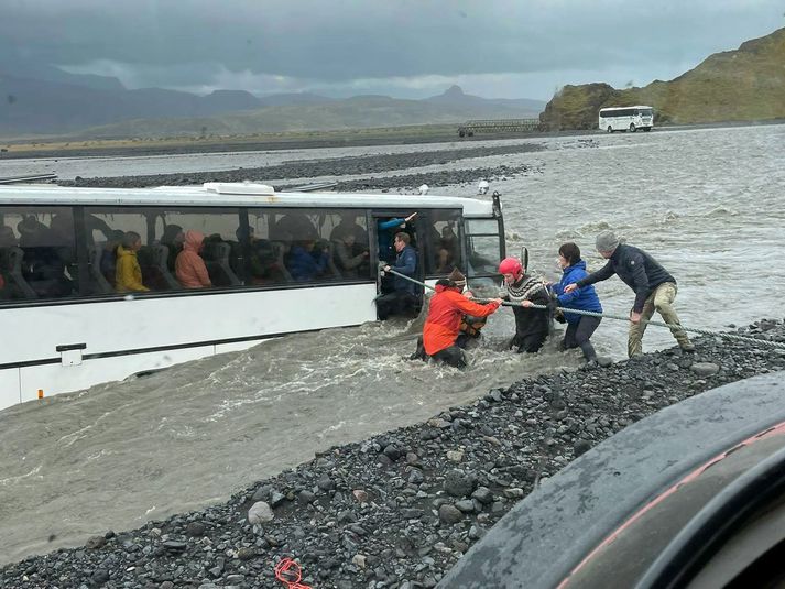 Björgunarsveitarmönnum tókst að bjarga fólkinu á land.