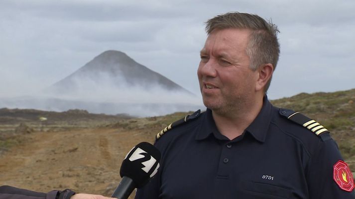 Slökkviliðsstjóri Grindavíkur, Einar Sveinn Jónsson, á vettvangi í dag.