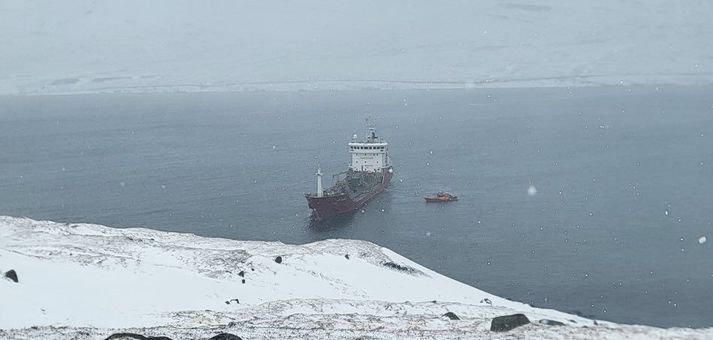 Skipið strandað í Fáskrúðsfirði í dag. Sjá má björgunarskipið Hafdísi á myndinni.