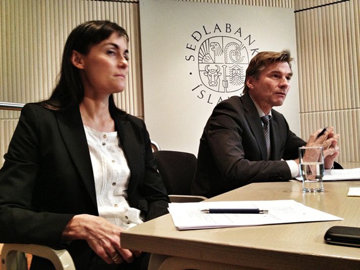 Sigríður Benediktsdóttir ásamt Arnóri Sighvatssyni aðstoðarseðlabanka á fundi Seðlabankans í morgun.