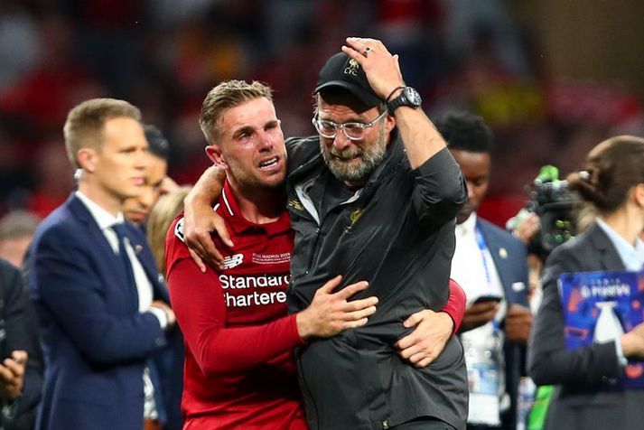 Fyrirliðinn Jordan Henderson með knattspyrnustjóranum Jürgen Klopp eftir sigur Liverpool í Meistaradeildinni í júní í fyrra.