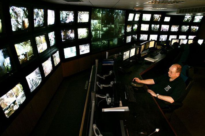 Starfsmaður fylgist grannt með aragrúa sjónvarpsskjáa sem sýna grandalaust fólk athafna sig víðs vegar um London.