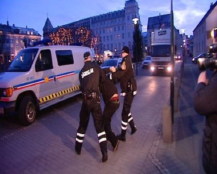 Maðurinn var handtekinn eftir að hann braut öryggismyndavélina.