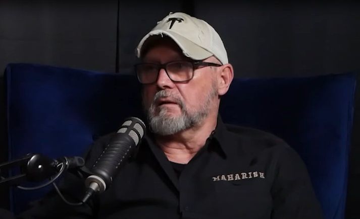 Tolli hefur í áraraðir farið inn í fangelsi landsins til þess að halda þar hugleiðslur, 12 spora fundi og fleira og það er óhætt að segja að hann hafi haft mikil áhrif á líf margra sem hafa endað í fangelsum á Íslandi. 