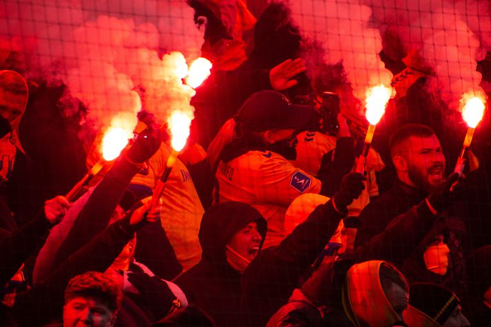 Stuðningsmenn Bröndby með blys á lofti en þeir hafa verið til vandræða, þar á meðal í Víkinni á síðasta ári.