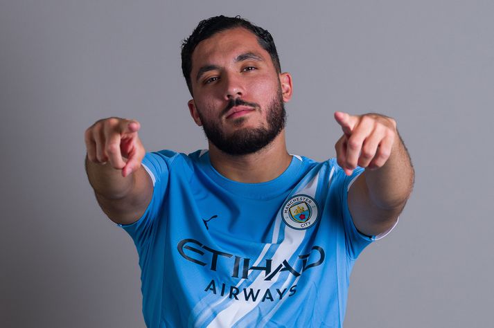 Rayan Cherki mætir í ensku úrvalsdeildina í haust og hann getur ekki beðið eftir Manchester slagnum á móti United.