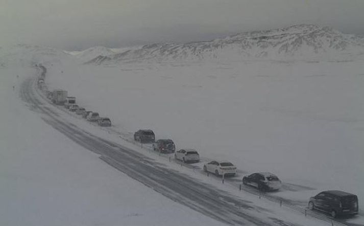 Úr vefmyndavél Vegagerðarinnar klukkan 10:20 í morgun. Bílar á Hellisheiði nærri Skíðaskálanum í Hveradölum.