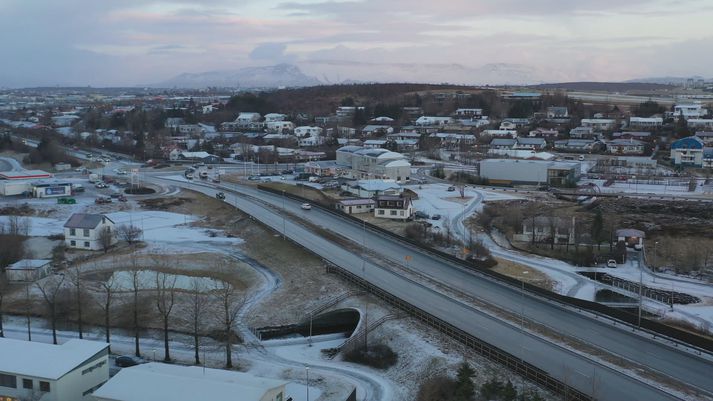 Horft frá Reykjanesbraut í Hafnarfirði að Setbergshamri. Syðri gangamunninn yrði á móts við bensínstöð N1 á gatnamótum Reykjanesbrautar og Lækjargötu.