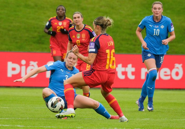 Sandra María Jessen og félagar í íslenska landsliðinu áttu erfitt uppdráttar í kvöld.