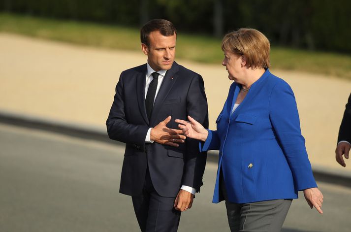 Emmanuel Macron, forseti Frakklands, og Angela Merkel, kanslari Þýskalands, ræða saman á NATO-fundinum í gær - kannski um Makedóníu.