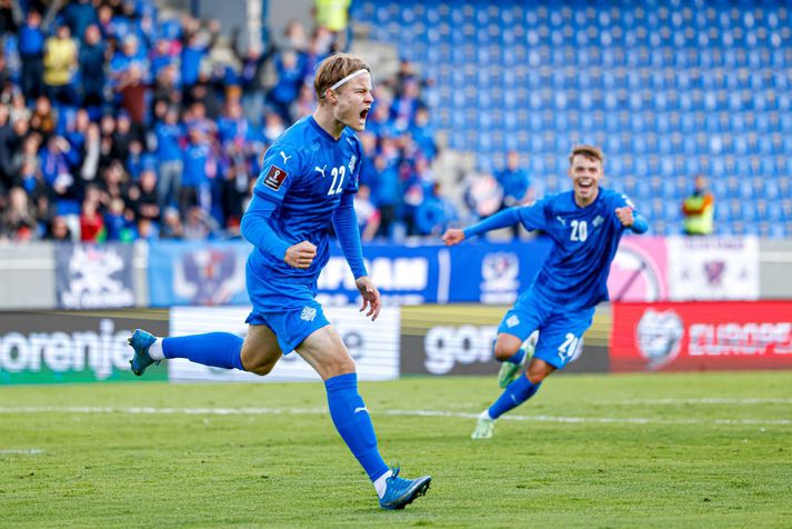 Andri Lucas Guðjohnsen fagnar markinu sínu sem tryggði íslenska landsliðinu stig.