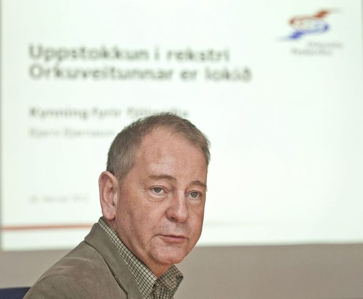Bjarni Bjarnason forstjóri gekk frá kaupsamningi.