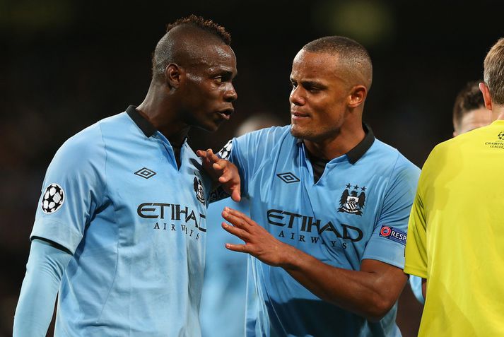 Vincent Kompany reynir hér að róa skapheitann Mario Balotelli í einum af leikjum þeirra saman með Manchester City.