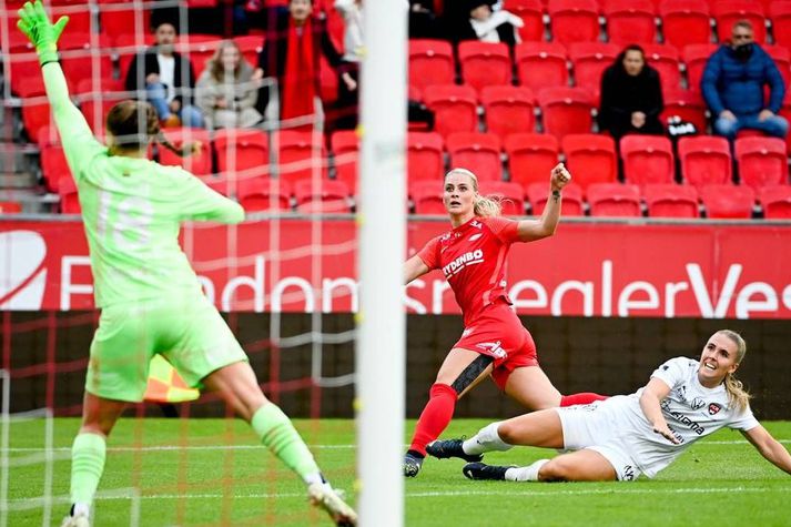 Svava Rós Guðmundsdóttir er norskur meistari með Brann. Hér er hún í baráttunni við Guðrúnu Arnardóttur í leik gegn Rosengård.