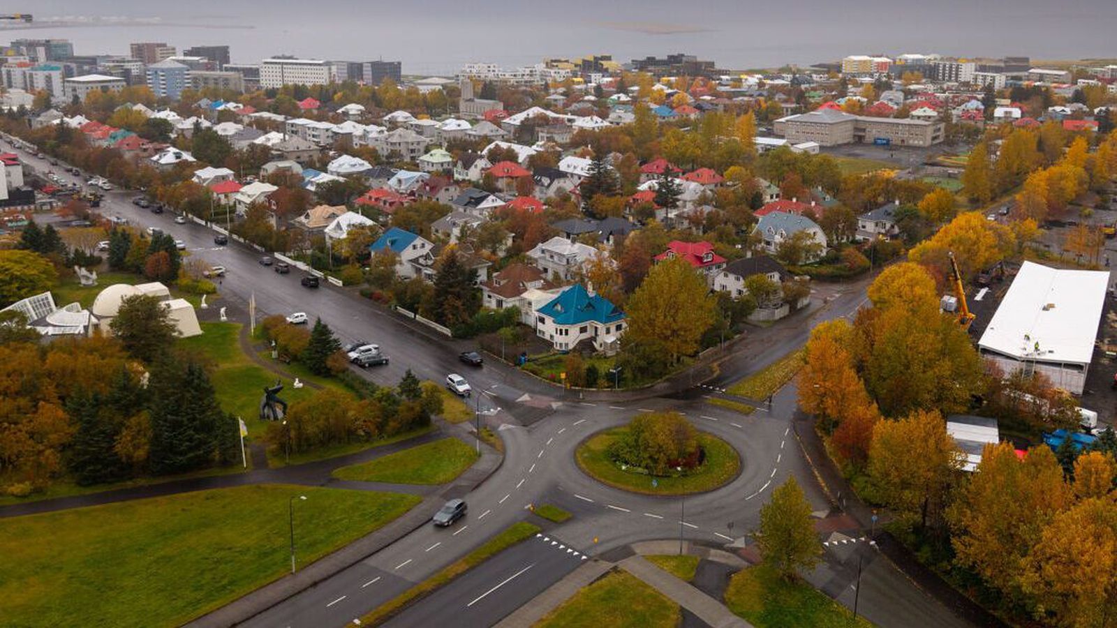 Ung­lingar bundnir og skildir eftir við heimili