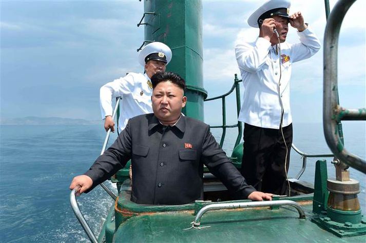 Kim Jong Un tók heimsóknina alvarlega og sýndi kafbátnum mikinn áhuga.