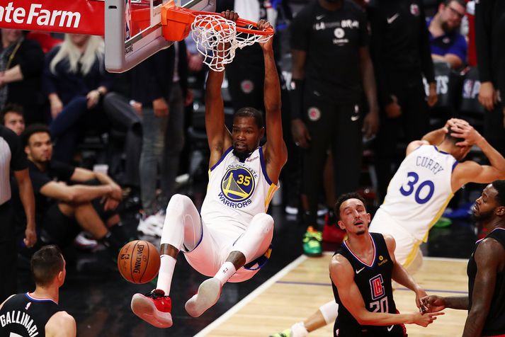 Kevin Durant treður boltanum í körfuna í einum leik Golden State í úrslitakeppninni.