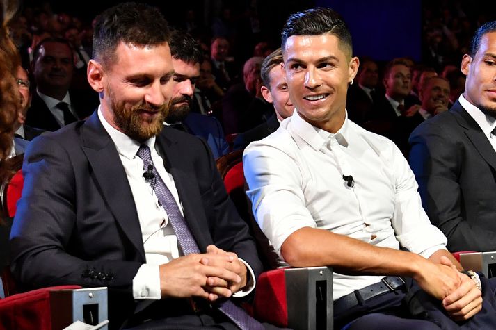 Lionel Messi og Cristiano Ronaldo sitja hér hlið við hlið á verðlaunahátíð Knattspyrnusambands Evrópu fyrir nokkrum árum.