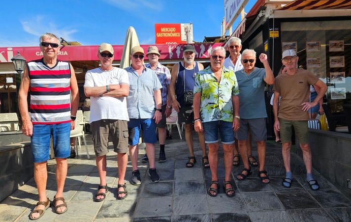 Karlarnir, sem hittast á hverjum sunnudagsmorgni á Tenerife og ganga sjö til átta kílómetra.