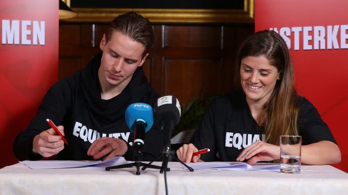 Stefan Johansen og Maren Mjelde við undirritun samninga í norska sendiráðinu i London