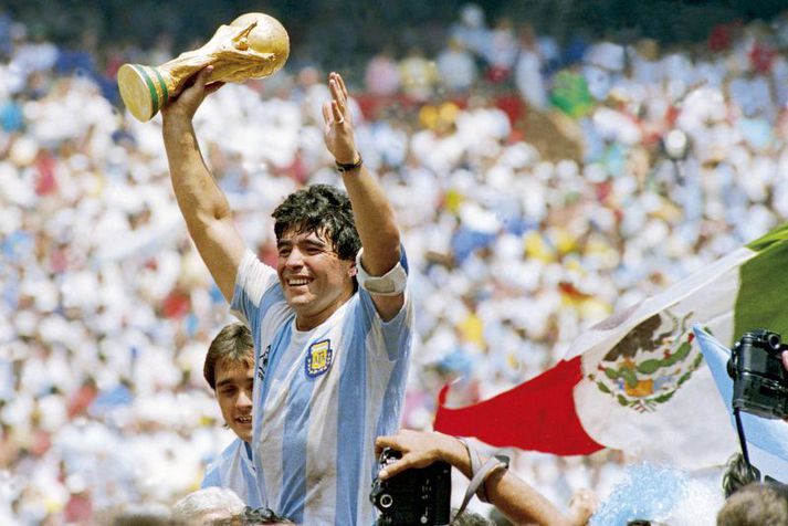 Diego Maradona á hátindi ferils síns sem langbesti fótboltamaður heims og heimsmeistari á HM 1986.