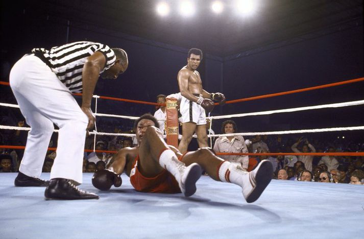 George Foreman liggur á gólfinu eftir rothögg frá Muhammad Ali í „Rumble in the Jungle“ árið 1974.