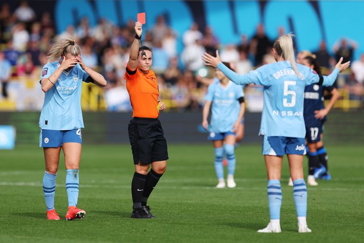 Emily Heaslip gefur Alex Greenwood rauða spjaldið en enska landsliðskonan skilur ekki hvað sé í gangi.
