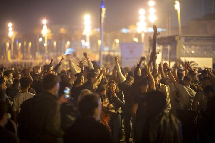 Mikil gleði braust út í Barcelona þegar neyðarástandi lauk á miðnætti. Fólk dansaði og trallaði á torgum og ströndum fram eftir nóttu.