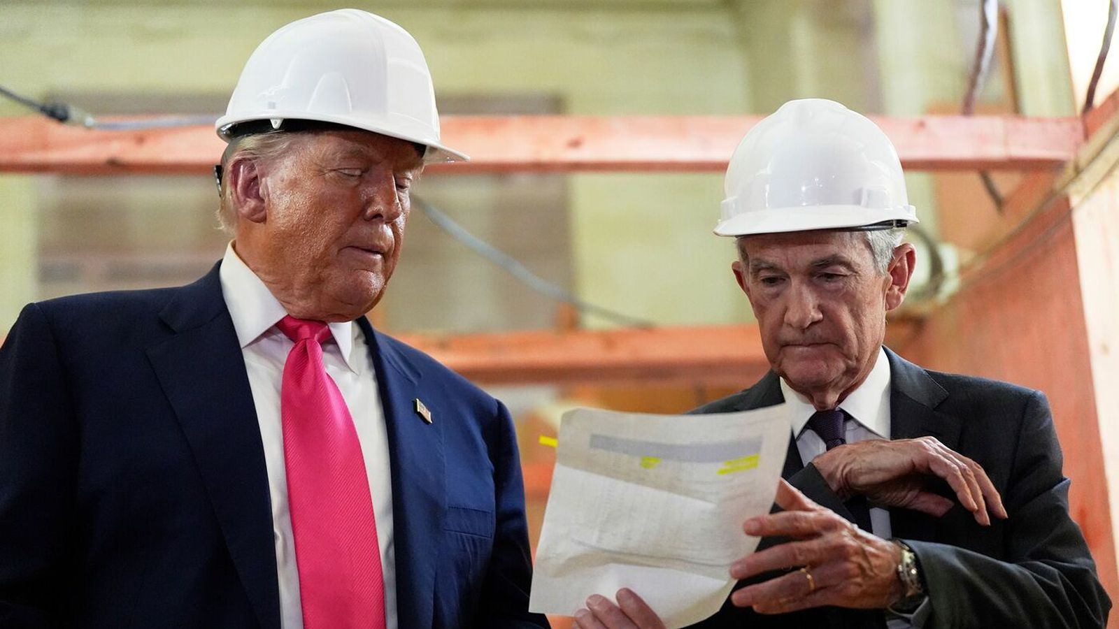 Rann­saka nú og skoða á­kærur gegn seðlabankastjóranum