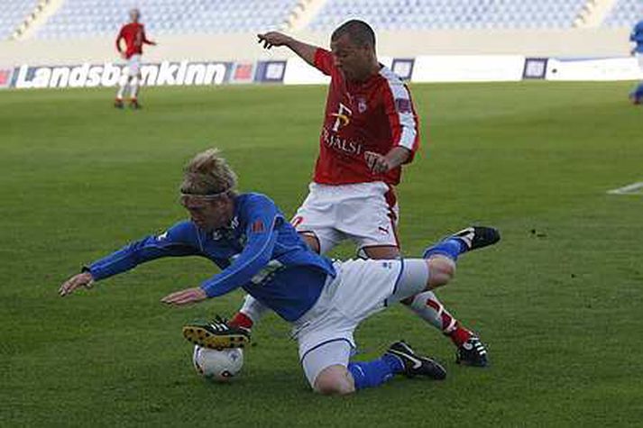 Kristján er hér í baráttu við Helga Sigurðsson, verðandi félaga sinn hjá Val.