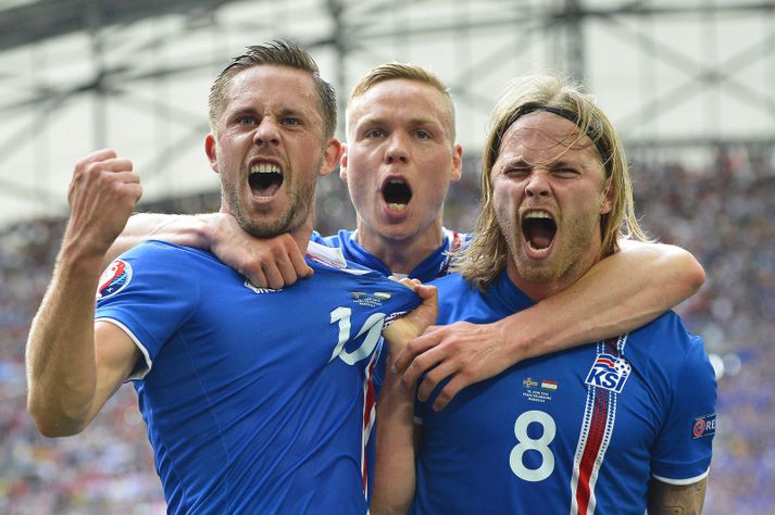 Gylfi Þór Sigurðsson, Kolbeinn Sigþórsson og Birkir Bjarnason fagna marki Gylfa á móti Ungverjalandi.