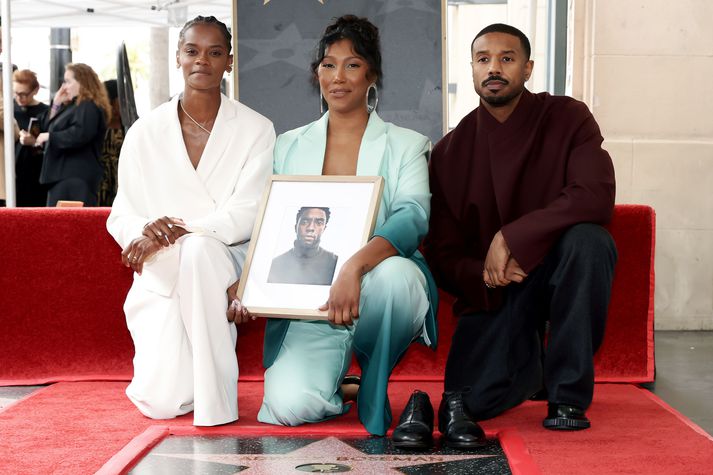 Ekkja Boseman, Taylor Simone Ledward Boseman, ásamt leikurunum Letitia Wright og Michael B. Jordan voru viðstödd þegar leikarinn heitni Chadwick Boseman var heiðraður með stjörnu á Hollywood Walk of Fame.