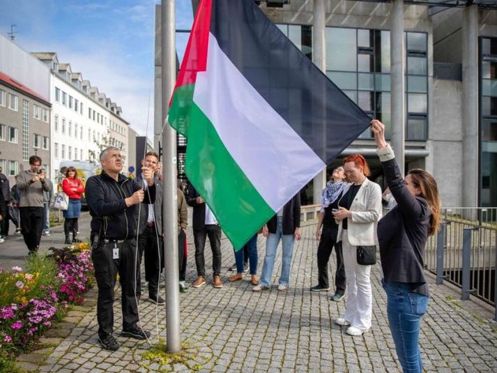 Palestínski fáninn dreginn að húni í morgun.
