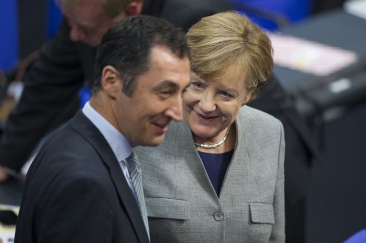 Angela Merkel Þýskalandskanslari og Cem Ozdemir, annar leiðtoga Græningja, ræða saman þegar þýska þingið kom saman í gær í fyrsta sinn eftir kosningar.