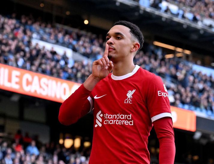 Markaskorarinn Trent Alexander-Arnold sussar á stuðningsmenn Manchester City á  Etihad leikvanginum