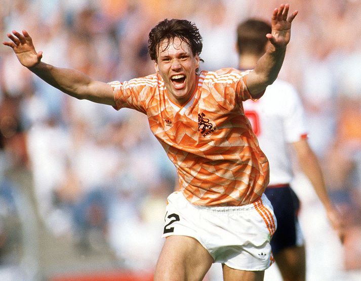 Van Basten fagnar á EM 1988.