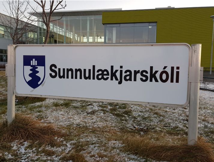 Fjölmargir bekkir í Sunnulækjarskóla á Selfossi eru nú komnir í sóttkví.