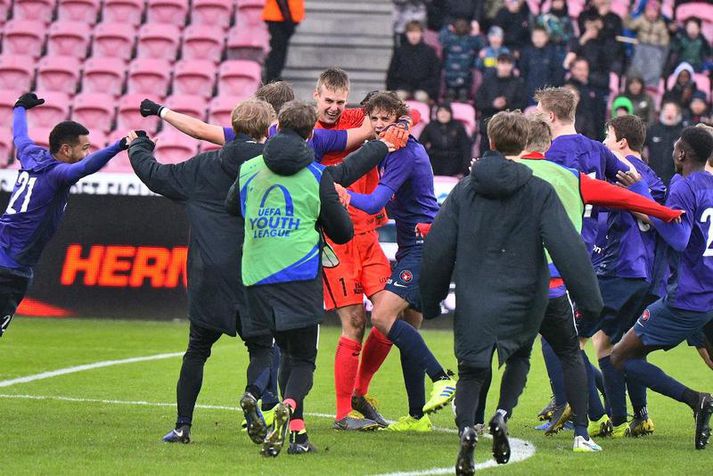 Elías Rafn Ólafsson fagnar sigurleik Midtjylland í YouthLeague á síðasta ári.