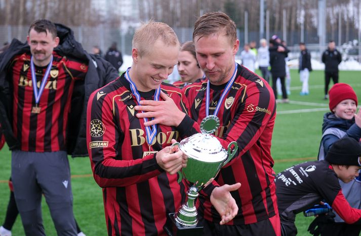 Oliver Ekroth og Daníel Hafsteinsson með Meistarabikarinn í höndunum.