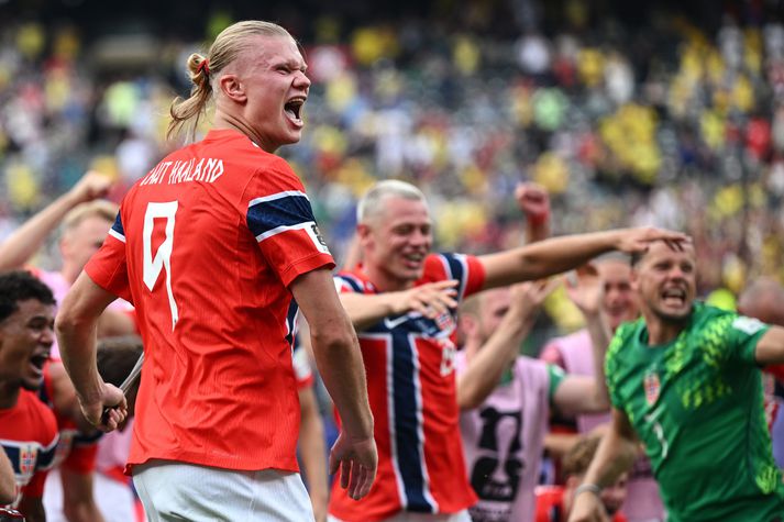 Erling Braut Haaland fagnar hér sigri Norðmanna á Brasilíu í sextán liða úrslitum heimsmeistarakeppninnar.