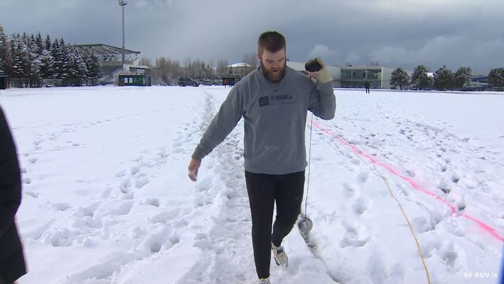 Hilmar Örn Jónsson í snjónum í Laugardal í gær þar sem hann átti sitt næstlengsta kast á ferlinum.