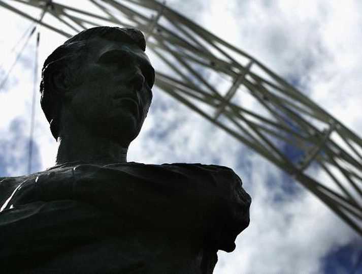 Stytta af Bobby Moore sem er fyrir utan Wembley leikvanginn.