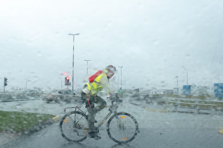 Léleg akstursskilyrði og takmarkað skyggni er á austfjörðum ásamt skafrenningi á fjallavegum. Talsverð rigning og aukið afrennsli í ám og lækjum.