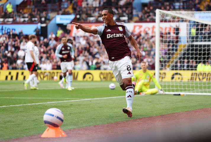 Youri Tielemans fagnar sigurmarki sínu gegn Fulham.