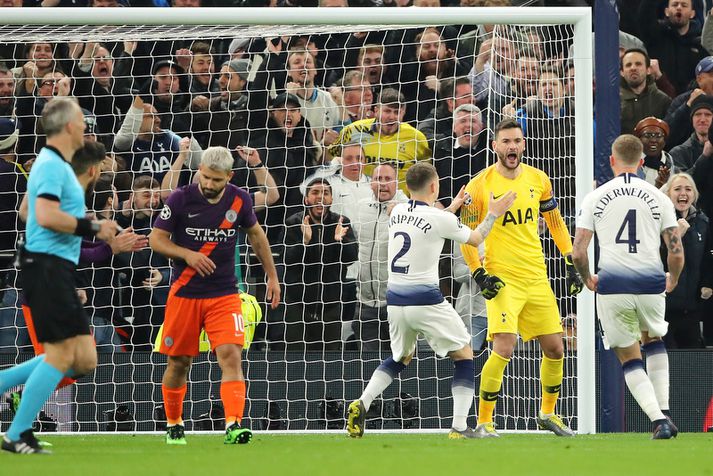 Hugo Lloris fagnar eftir að hafa varið vítið frá Sergio Aguero í Meistaradeildarleik Manchester City og Tottenham í gærkvöldi.