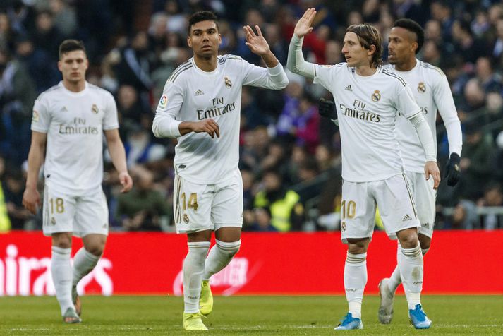 Casemiro og Luka Modric fagna saman marki hjá Real Madrid.