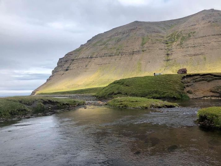 Lögregla, björgunarsveitir og áhöfn á þyrlu Landhelgisgæslunnar leita göngumanns í Skálavík