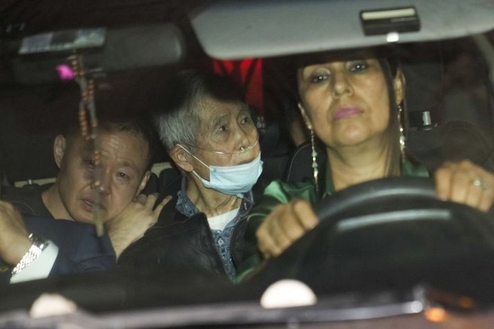 Alberto Fujibmori yfirgaf fangelsið með andlitsgrímu og í fylgd tveggja barna sinna – Kenji og Keiko Fujimori.